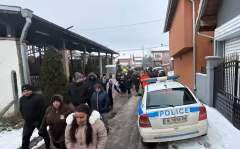 Напрежение в Лом: Протест след освобождаването на мъж, обвинен в блудство с деца Напрежение в Лом: Протест след освобождаването на мъж, обвинен в блудство с деца