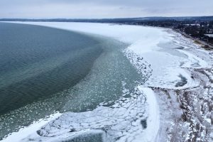 Ледена магия по Балтийско море: Полските пристанища замръзнаха под арктически студ