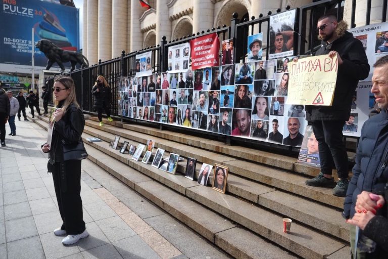 Протест пред Съдебната палата: Близки на загинали при катастрофи настояват за оставки и съдебна реформа
