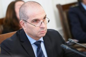 Транспортният министър подписва договор за първите частни пътнически влакове у нас