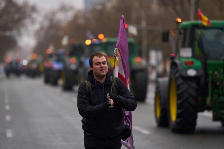 Трактори блокираха центъра на Мадрид: Испанските фермери въстанаха срещу сделката с Меркосур Трактори блокираха центъра на Мадрид: Испанските фермери въстанаха срещу сделката с Меркосур