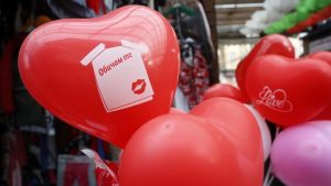 Потребители сигнализират за завишени цени на подаръци и резервации в Деня на влюбените