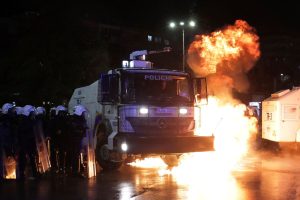 Десетки арестувани и ранени полицаи след ожесточени сблъсъци на протести в Албания