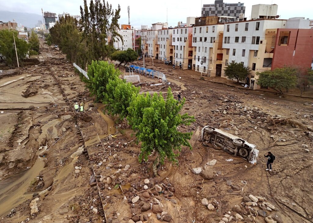 Перу обяви бедствено положение в почти половината страна заради унищожителни наводнения