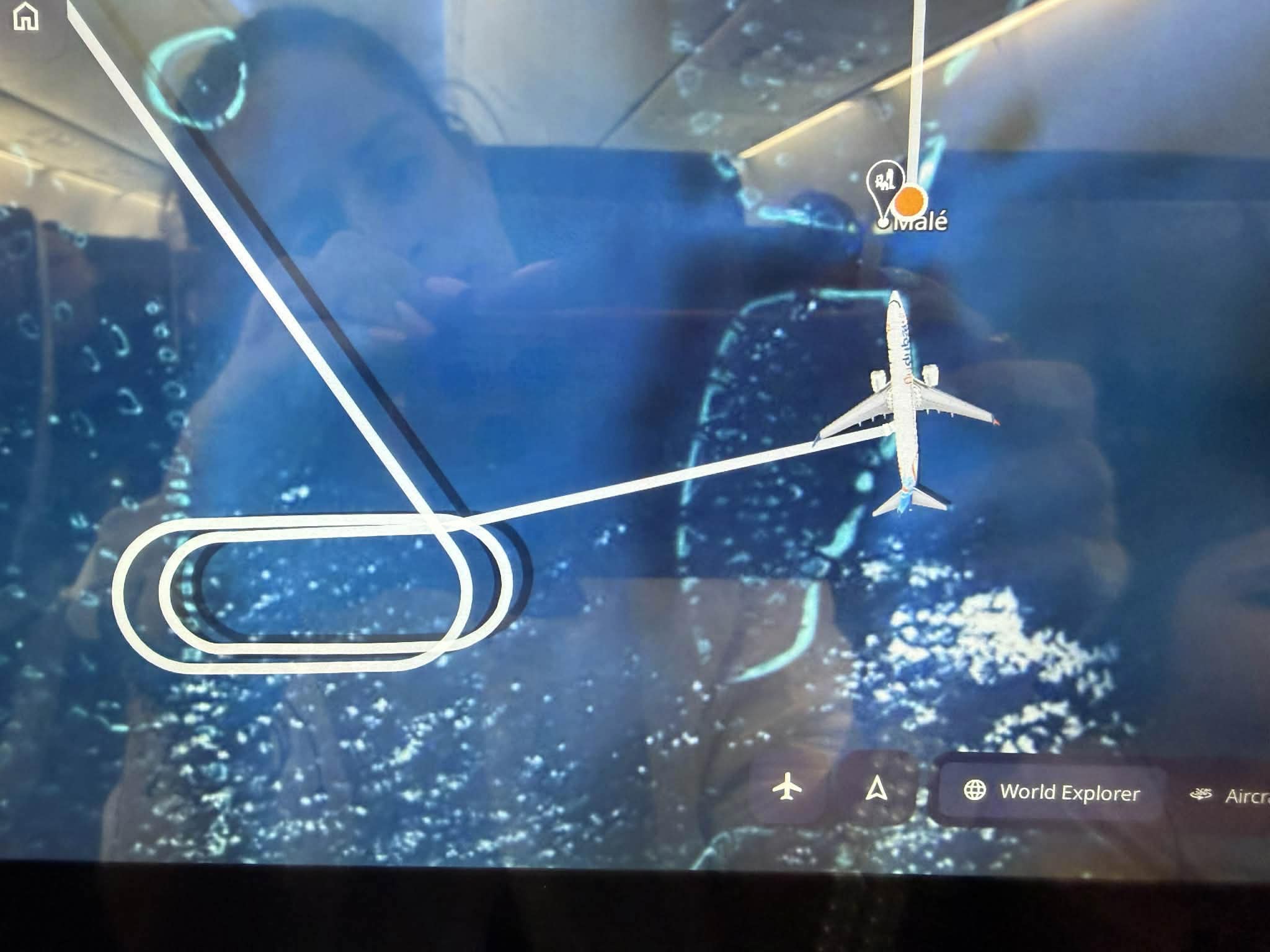 Flight tracker - самолет кръжи над Малдивите