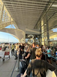 Опашка пътници пред Gate 3