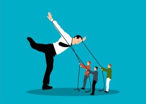 Как ефективно да парирате колеги завистници и да защитите кариерата си