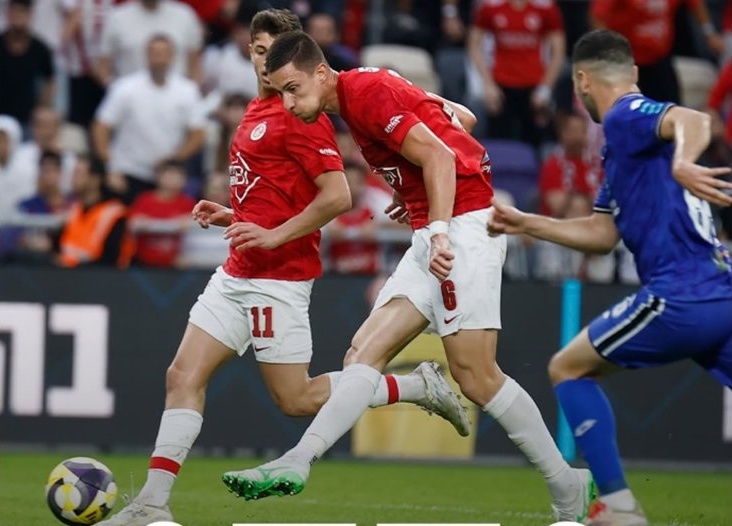 Националът Андриан Краев и чужденците от Апоел Тел Авив напуснаха Израел