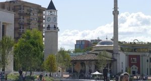 Четирима души са задържани за хвърляне на коктейли „Молотов“ по време на митинг в Тирана