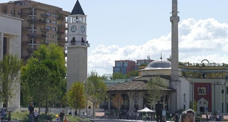 Четирима души са задържани за хвърляне на коктейли „Молотов“ по време на митинг в Тирана