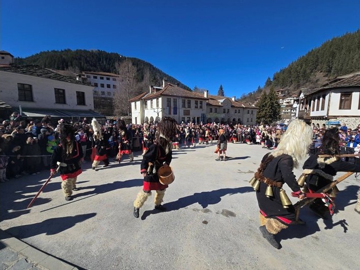 Стотици кукери „песяци“ изгониха злото от Широка лъка на празника Песпонеделник