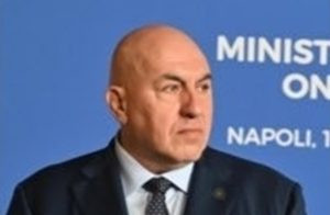 Италианският министър на отбраната Гуидо Крозето се прибира от Дубай с военен полет