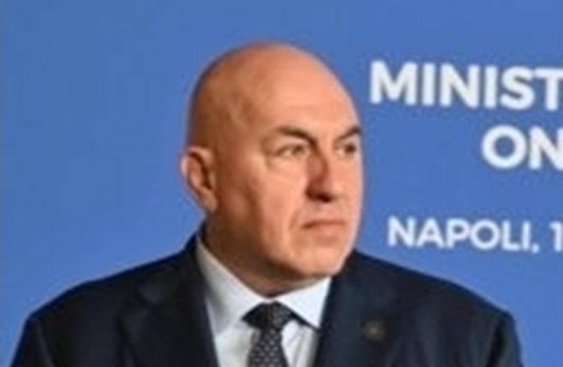 Италианският министър на отбраната Гуидо Крозето се прибира от Дубай с военен полет