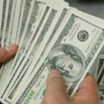 Доларът и швейцарският франк поскъпнаха на фона на ескалацията в Близкия изток