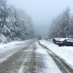 Планински спасители оказаха помощ на туристи край Боянския водопад заради заледени участъци