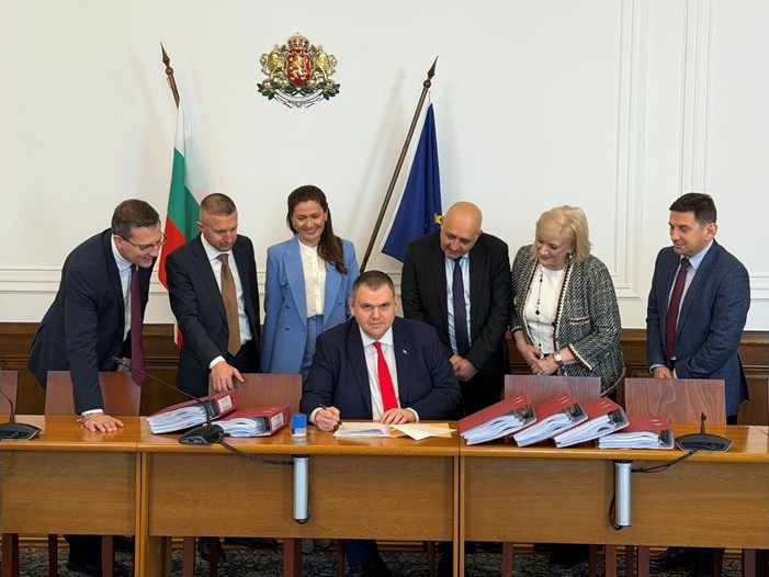 ДПС се регистрира самостоятелно за вота, Румен Радев влиза в надпреварата с „Прогресивна България“