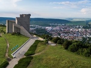 Шумен почете националния празник със заупокойна молитва и военни почести