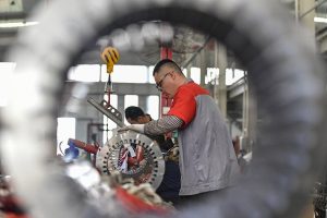 Производственият сектор в Китай отчита лек спад през февруари при силен оптимизъм за растеж