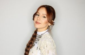 Мона празнува 22-рия си рожден ден с концерт и жестомимичен превод