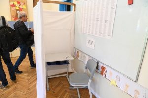 Тъмната стаичка остава в миналото, осигуряват еднакви паравани за всяка секция