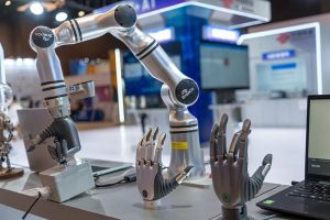 Министър Ли Лъчън: Изкуственият интелект е нов двигател на китайския икономическия растеж