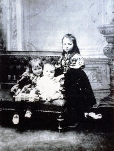 Елисавета Багряна: Детето от старата снимка, което стана грандама на българската литература