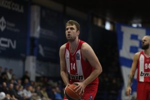 Контузия извади Александър Везенков от голямото дерби на Евролигата