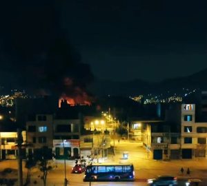 Пожар изпепели фабрика за матраци в Лима: Мобилизирани са десетки екипи