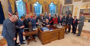 Доналд Тръмп събра евангелски пастори за обща молитва в Овалния кабинет