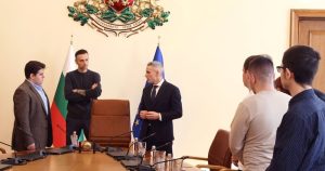 Премиерът Андрей Гюров и Димитър Бербатов приеха ученици от Бургас в Министерския съвет