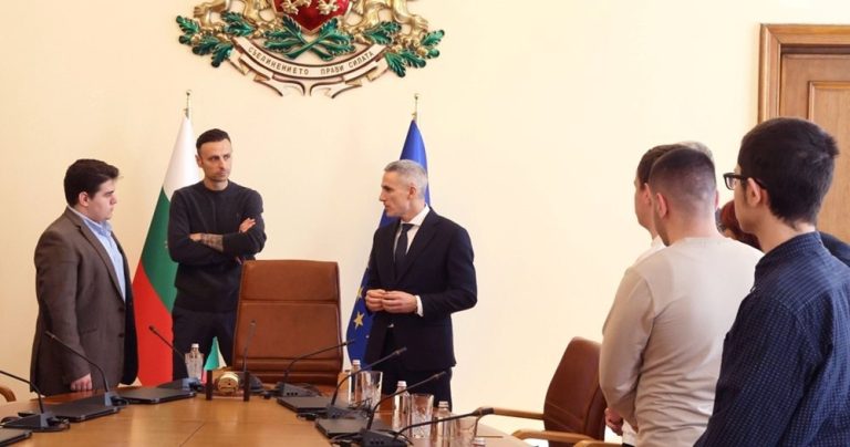 Премиерът Андрей Гюров и Димитър Бербатов приеха ученици от Бургас в Министерския съвет Премиерът Андрей Гюров и Димитър Бербатов приеха ученици от Бургас в Министерския съвет