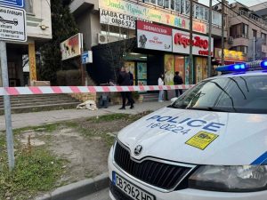 Откриха тяло на мъж пред търговски център в Пловдив: Полицията разследва случая