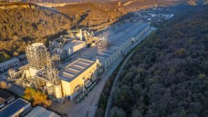 Инспекцията по труда откри 17 нарушения в завод „Кроношпан“