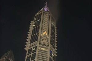 Отломки от иранска ракета поразиха луксозен небостъргач в Дубай