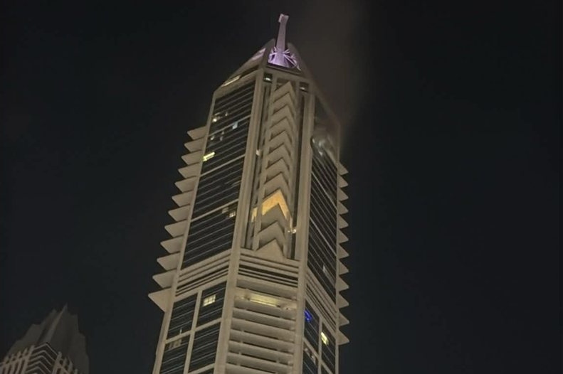 Отломки от иранска ракета поразиха луксозен небостъргач в Дубай