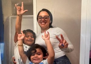 ICE депортира глухо дете в Колумбия и отказа достъп до слуховия му апарат