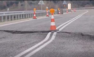Пътят през прохода Маказа остава затворен до 4 май заради тежки свлачища