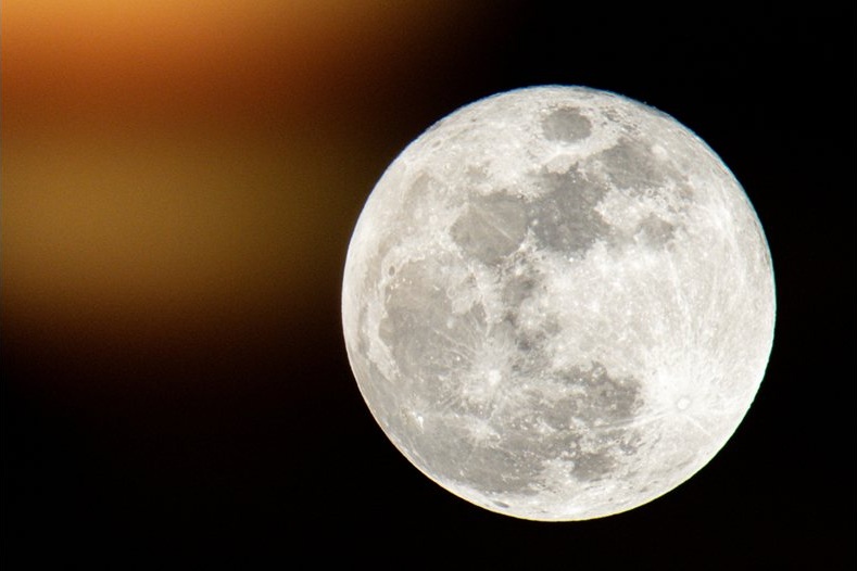 Луната се свива драматично: Над 1000 нови пукнатини застрашават бъдещите мисии