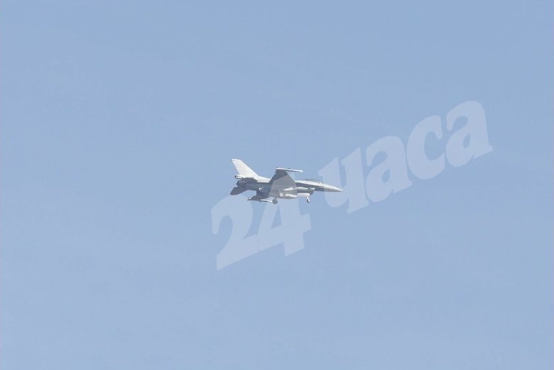 Български изтребители F-16 прелетяха над София: Новата ера за родните ВВС започна