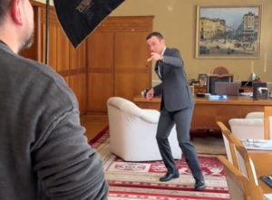 Кметът на София Васил Терзиев танцува по време на фотосесия за нова профилна снимка