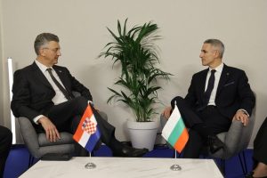 Андрей Гюров и Андрей Пленкович обсъдиха мерки срещу поскъпването на горивата в Париж