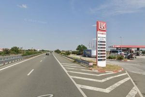 Кола се блъсна в табела на бензиностанция на АМ Тракия край Белозем: Има пострадал