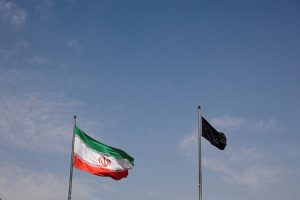 Иранската полиция заплаши протестиращите с оръжие: „Пръстът ни е на спусъка“