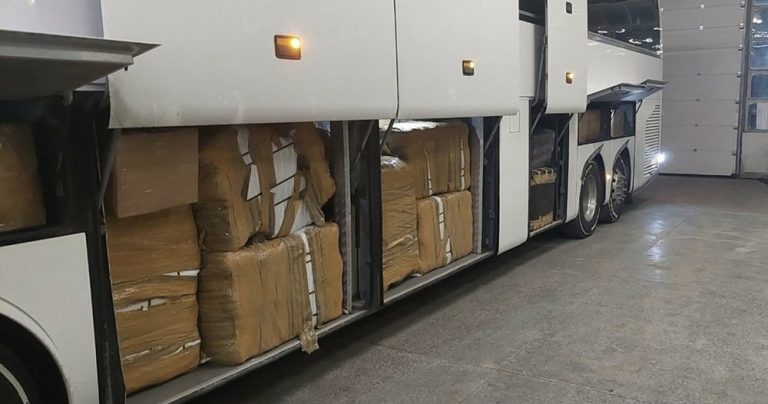 Откриха близо 15 хил. контрабандни облекла и парфюми край Кардам