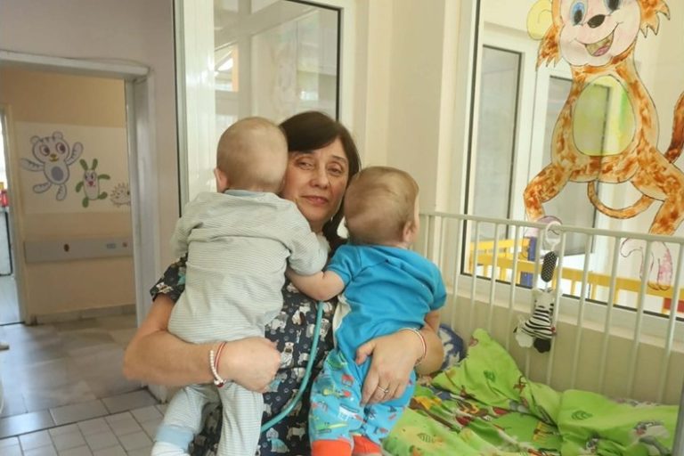 Близнаците, които живееха 9 месеца в болница, вече са при приемни родители Близнаците, които живееха 9 месеца в болница, вече са при приемни родители