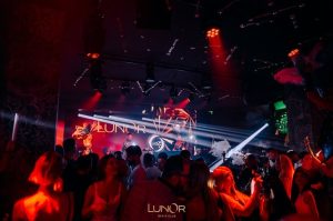 Новият клубен тренд: Afterwork партитата превземат делниците от Дубай до България