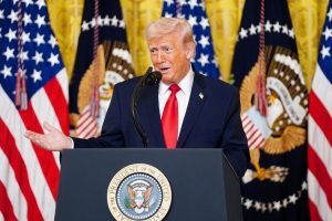 Тръмп за Иран: Гледайте какво ще се случи с тези побъркани негодници днес