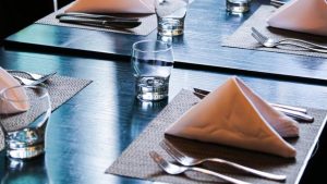 Експерти от КЗП проверяват ресторанти и сигнали за повишени цени в Добричко