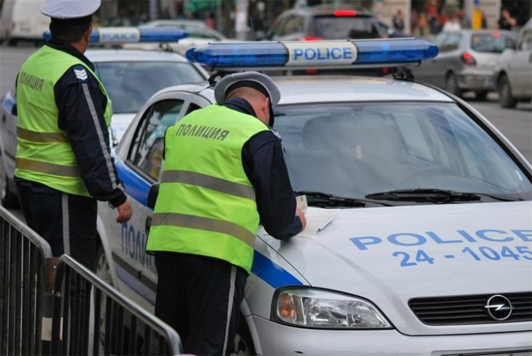 Задържаха 52-годишна шофьорка, опитала да подкупи с 20 евро полицаи в Раковски Задържаха 52-годишна шофьорка, опитала да подкупи с 20 евро полицаи в Раковски