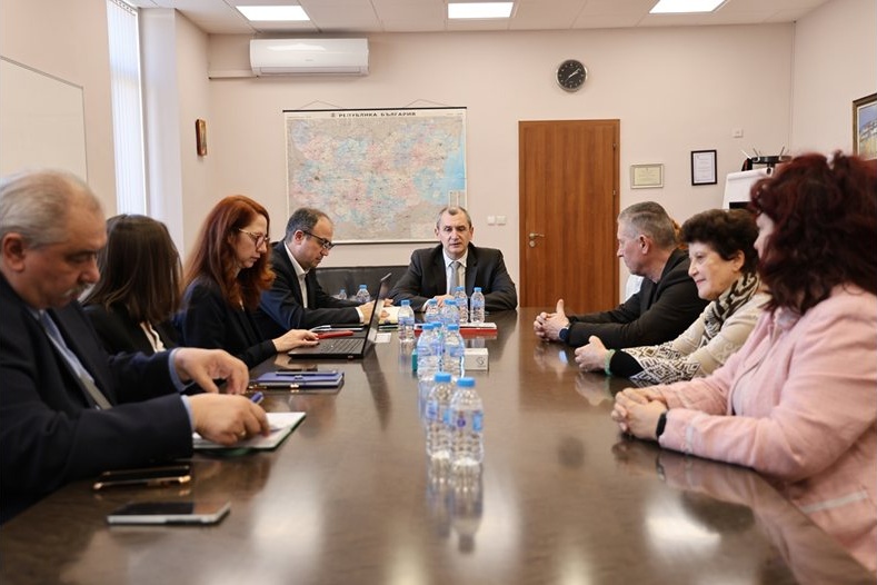 Министър Околийски и здравните синдикати започнаха диалог за дългосрочна стабилност в сектора